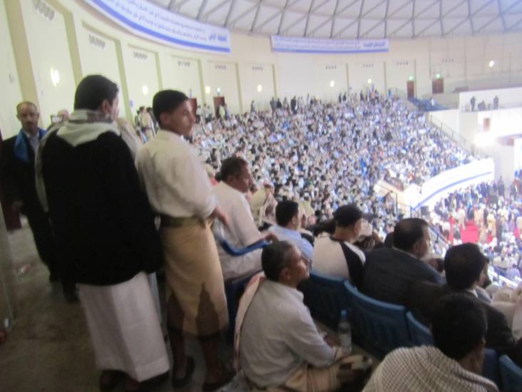        يقفون على اقدامهم في الممرات للمشاركة في حفل تأسيس المؤتمر الشعبي العام  اليمن 